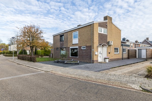 Onder bod: Instapklare gemoderniseerde geschakelde 2 onder 1 kap woning  met aanbouw, open keuken, tuin en garage in Voerendaal